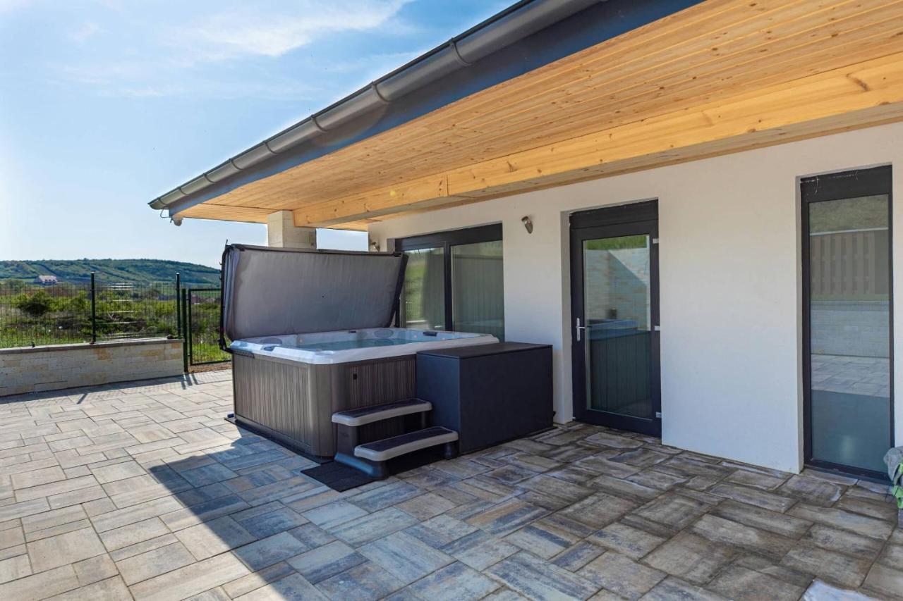 Aszuvilag Rezidencia With Sauna & Jacuzzi Legyesbenye 外观 照片